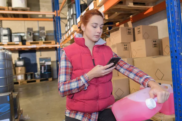 Anställd som läser ett meddelande från mobiltelefonen — Stockfoto