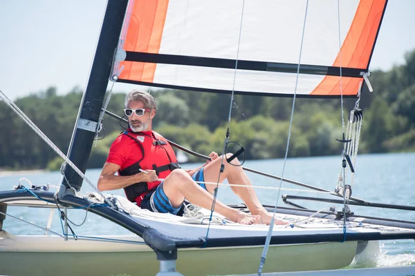 L'uomo prepara un catamarano per un rafting fluviale — Foto Stock