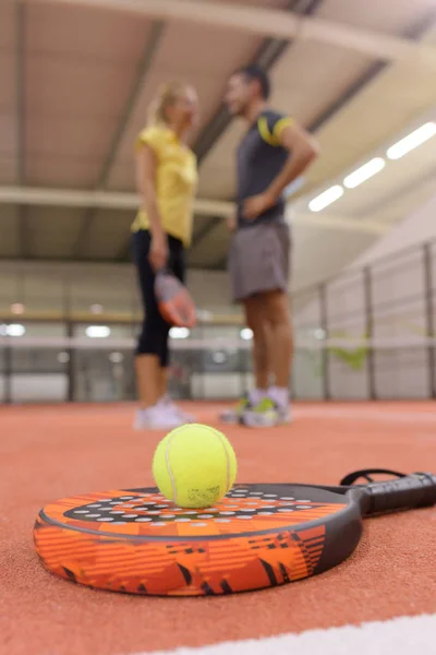 Jugar raqueta pelota y raqueta — Foto de Stock