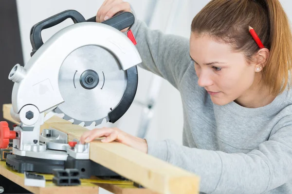 Woman in builder clothers holding circular — Stock Photo, Image