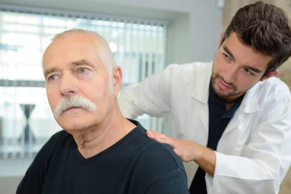 Pessoa que recebe um tratamento de costas de um terapeuta — Fotografia de Stock