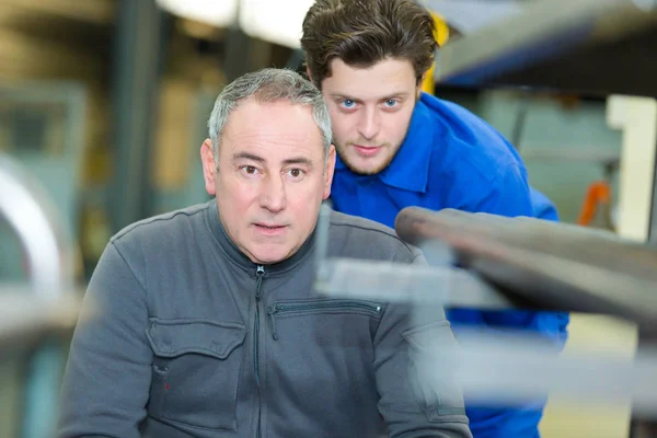 Lehrer erteilt Lehrling Lektion — Stockfoto