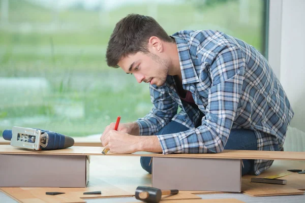 Golvläggare arbetar i hemmet i förbättringsprojekt — Stockfoto