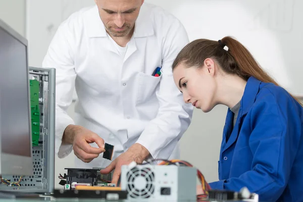 Técnicos de informática no trabalho — Fotografia de Stock