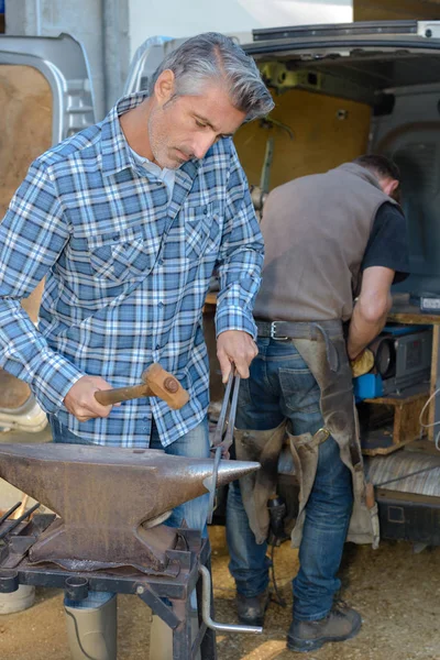 忙しい蹄鉄工、作業 — ストック写真