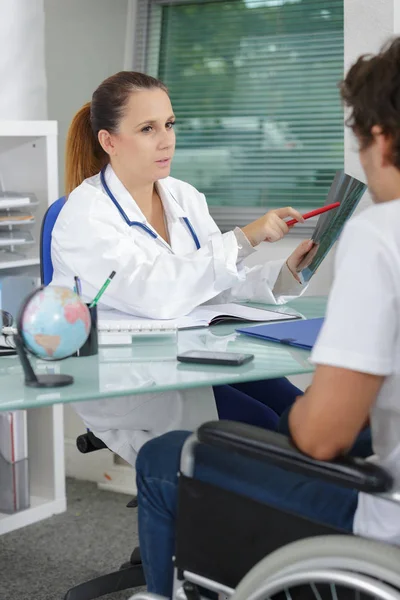 Talking about prosthetic procedure — Stock Photo, Image