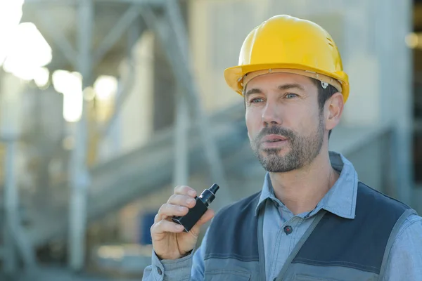 Dräng tar en cigarett paus — Stockfoto