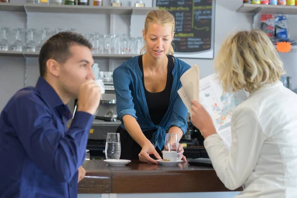 Bij het café en de bar — Stockfoto