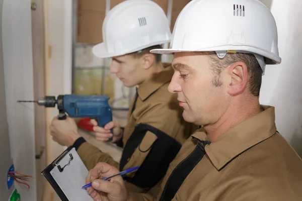 Trainee electrician learning his trade — Stock Photo, Image