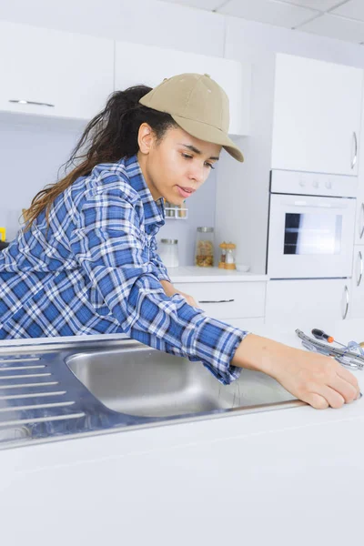 Rimuovere il lavandino e il lavoro — Foto Stock