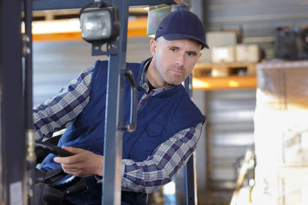 Man aan het werk met een vorkheftruck in een magazijn — Stockfoto