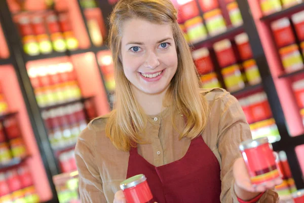 Smily jonge vrouw kiezen voor de verkoop van thee — Stockfoto