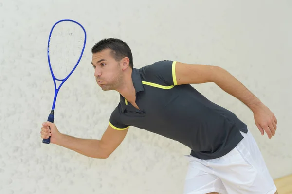 Jovem jogador de tênis focado dobrar segurando raquete — Fotografia de Stock