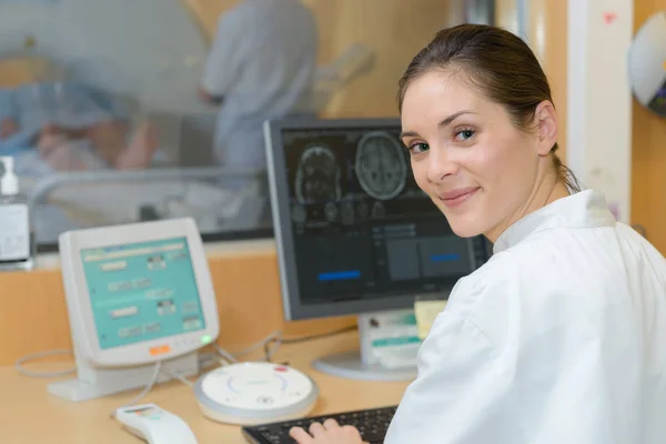 Νοσοκόμα σε υπολογιστή στο ακτινολογικό τμήμα — Φωτογραφία Αρχείου