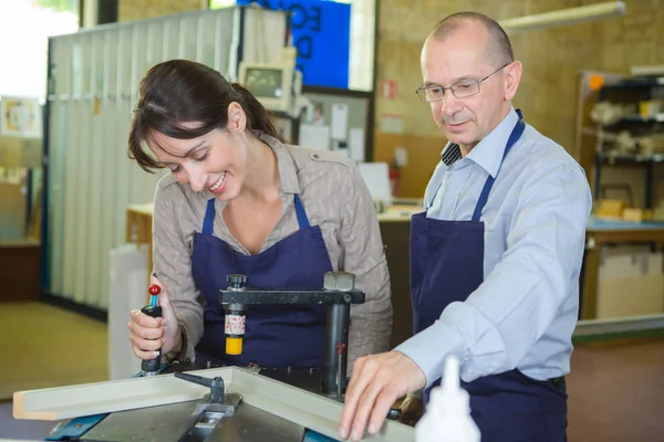 Man en vrouw afbeeldingsframe maken — Stockfoto