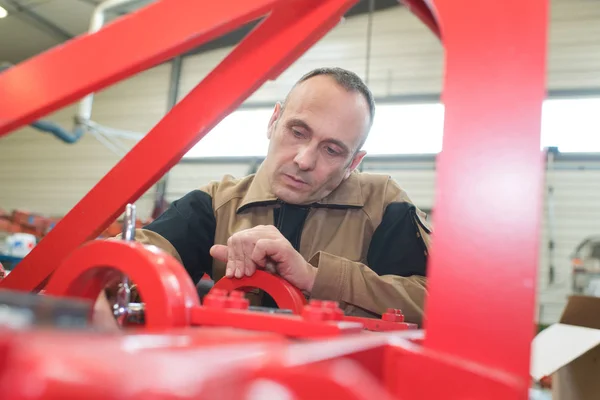 Inženýr pracující na strojní zařízení — Stock fotografie