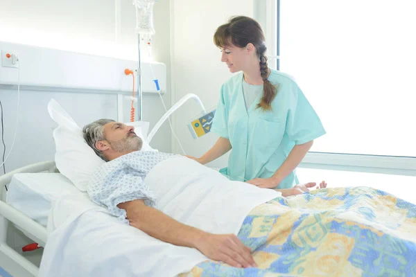 Freundschaft zwischen Patient und Krankenschwester — Stockfoto