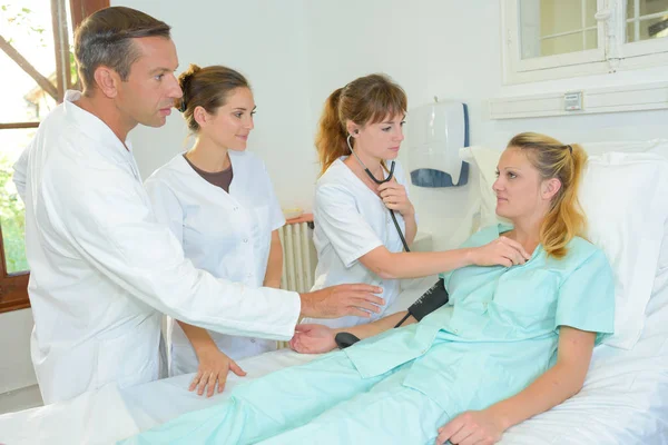 Neue Praktikanten im Krankenhaus — Stockfoto