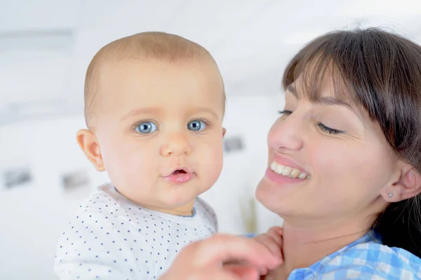 Moeder bedrijf baby en moeder — Stockfoto