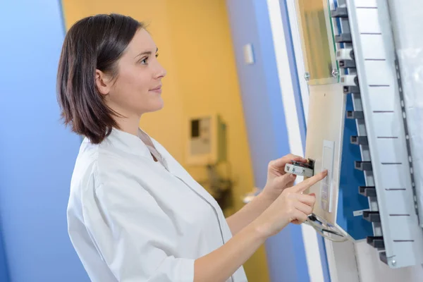 Maschine im Krankenhaus und Krankenschwester — Stockfoto