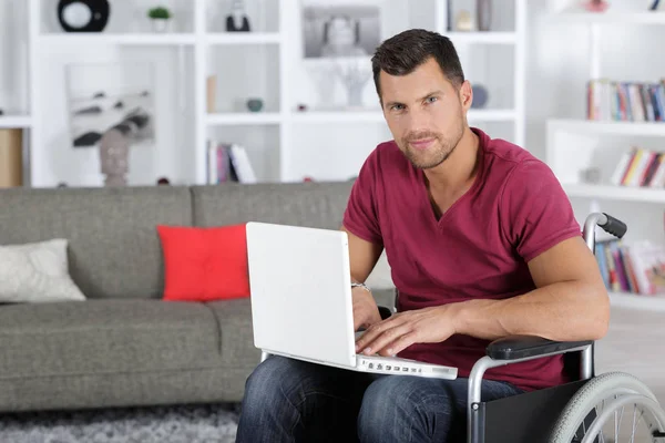 Donna disabile che utilizza un computer portatile — Foto Stock