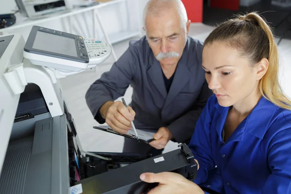 L'assemblatore e il lavoro della stampante — Foto Stock