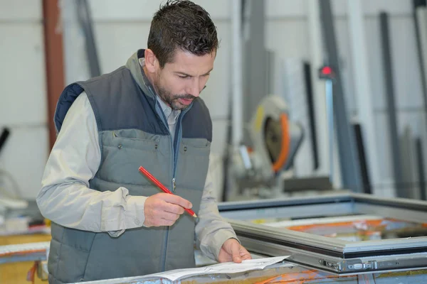 Trabajador montaje de puertas y ventanas de pvc — Foto de Stock