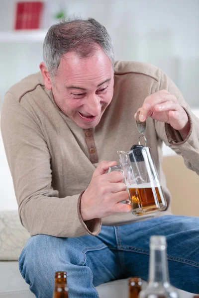 Deixando cair a chave na caneca — Fotografia de Stock