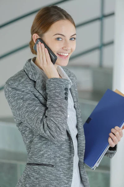 Geschäftsfrau telefoniert in ihrem Büro — Stockfoto