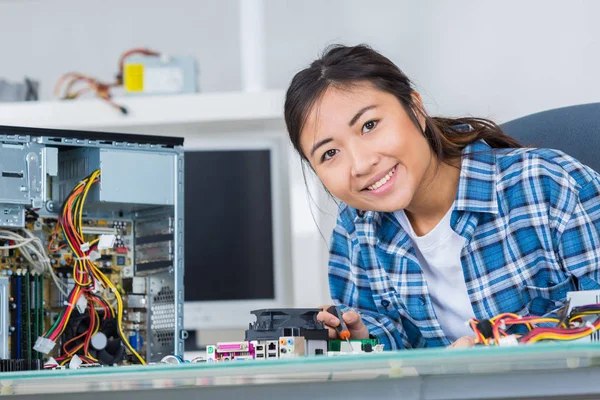 Um trabalhador feliz e trabalho — Fotografia de Stock