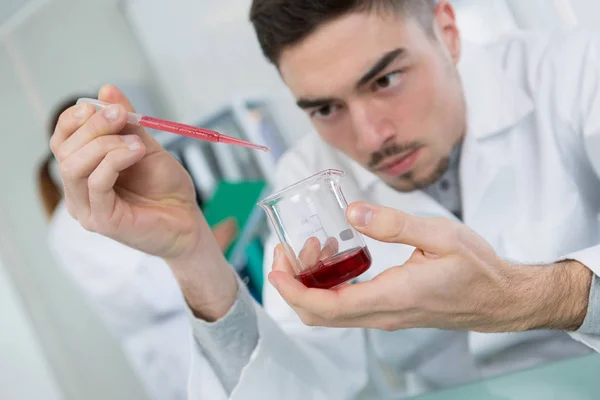 Cientista masculino usando pipeta — Fotografia de Stock