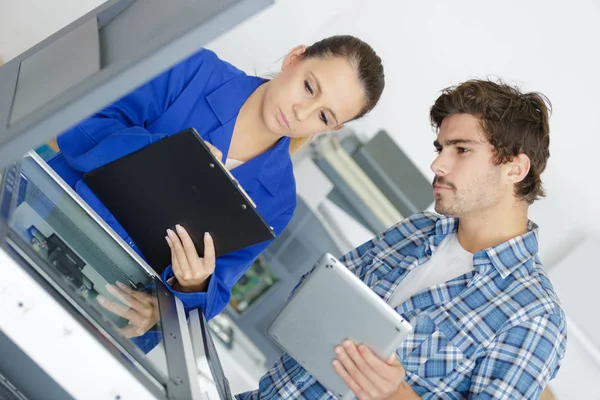 Técnicos segurando prancheta e tablet — Fotografia de Stock