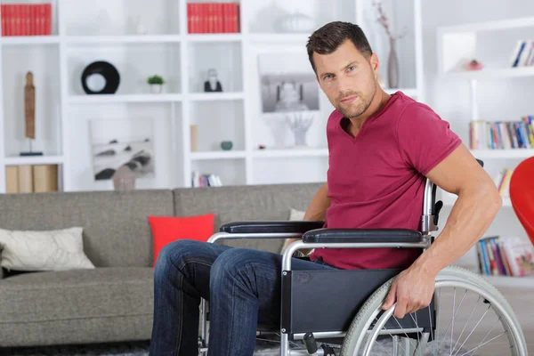 Νέους με ειδικές άνδρα σε αναπηρικό καροτσάκι — Φωτογραφία Αρχείου