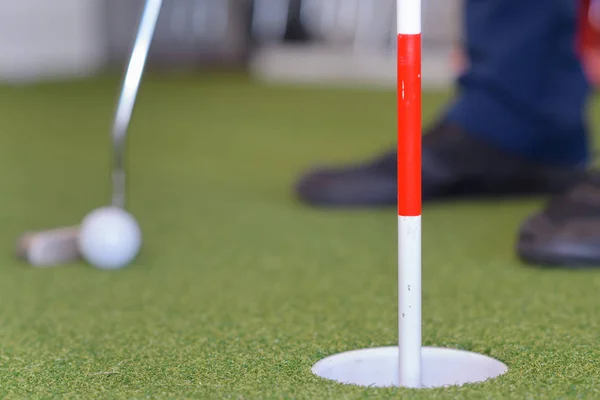 Tiro de bola de golfe com clube de golfe — Fotografia de Stock