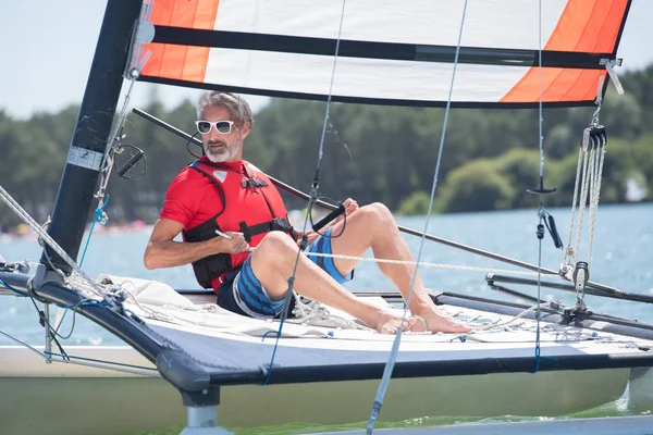 Hombre mayor en velero — Foto de Stock