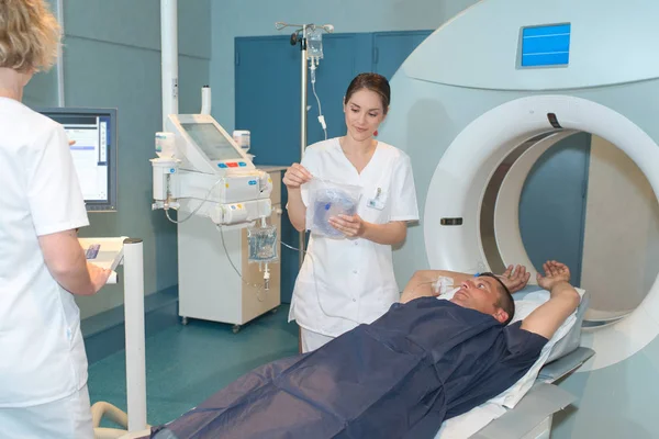 Administrar el medicamento antes del examen —  Fotos de Stock