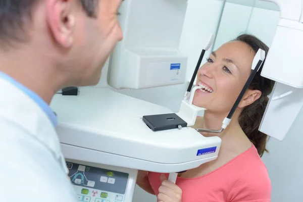 Lady mordente apparecchio per la radiografia dentale — Foto Stock