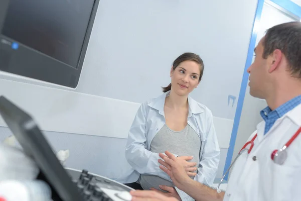 Vrouw na de echografie — Stockfoto