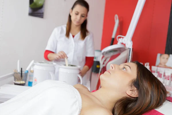 Fille prête pour une cure de jouvence dans un salon de beauté — Photo