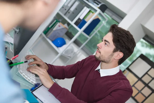 Mann am Schreibtisch tippt — Stockfoto