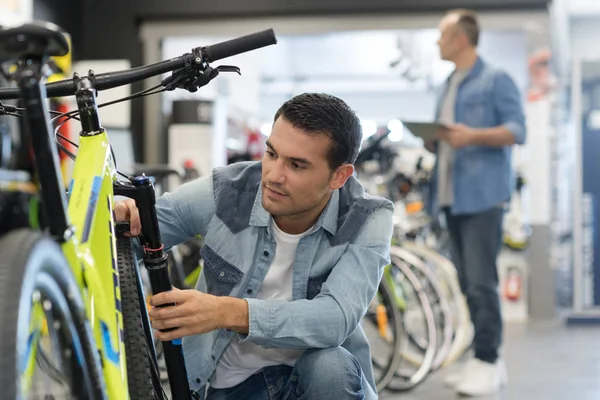 Inspektion des Fahrrads und Arbeit — Stockfoto