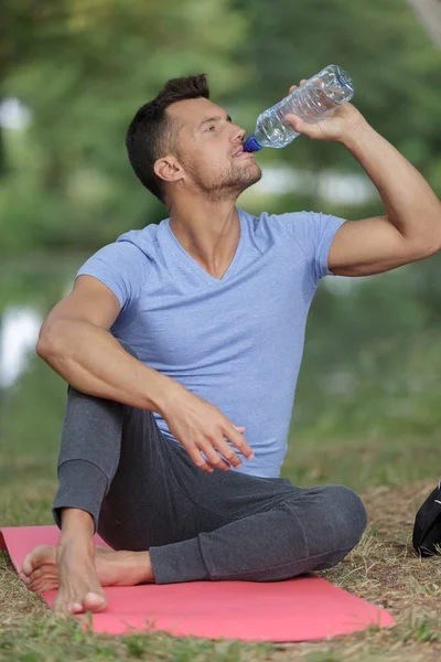 Man dricksvatten och rekreation — Stockfoto