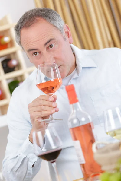 Ein Weinexperte und seine Arbeit — Stockfoto