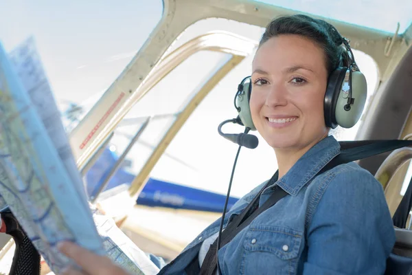Pilote d'hélicoptère souriant féminin des forces aériennes — Photo