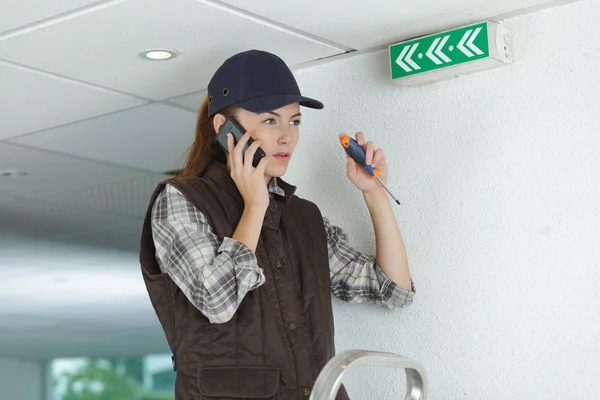 Vrouwelijke aannemer op telefoon — Stockfoto