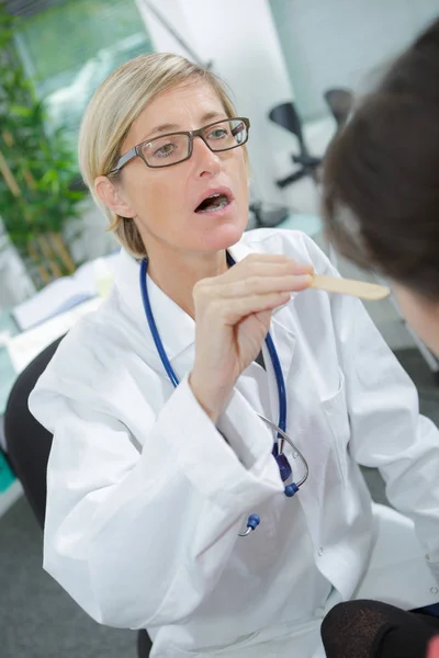 Checking the patient s throat — Stock Photo, Image