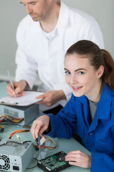 Den elektriska och elektroniska assembler — Stockfoto