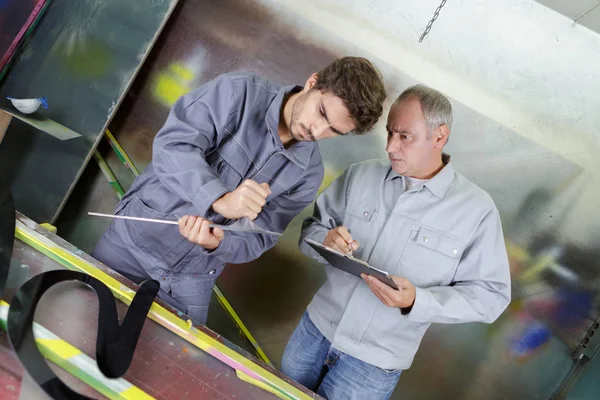 Ingenieur und Manager arbeiten im mechanischen Lagerraum — Stockfoto