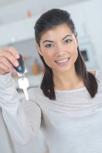 Vrouw met een autosleutels — Stockfoto