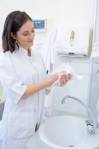 Enfermera en fregadero manos de secado — Foto de Stock